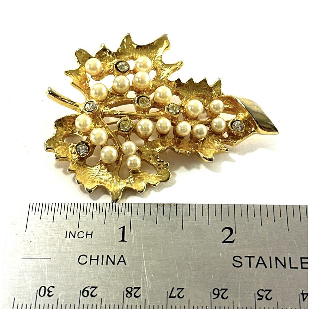 Vintage Gold Tone Grape Leaf Brooch Faux Pearls Rhinestones 2.5” Pin - Picture 3 of 5